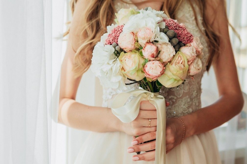 wedding-flowers-buds-bride-groom-roses-newlyweds-bridal-bouquet
